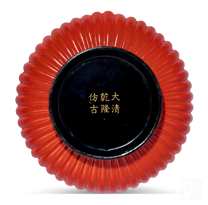 清乾隆 御製仿朱漆描金御题诗纹菊瓣盘 - 图3